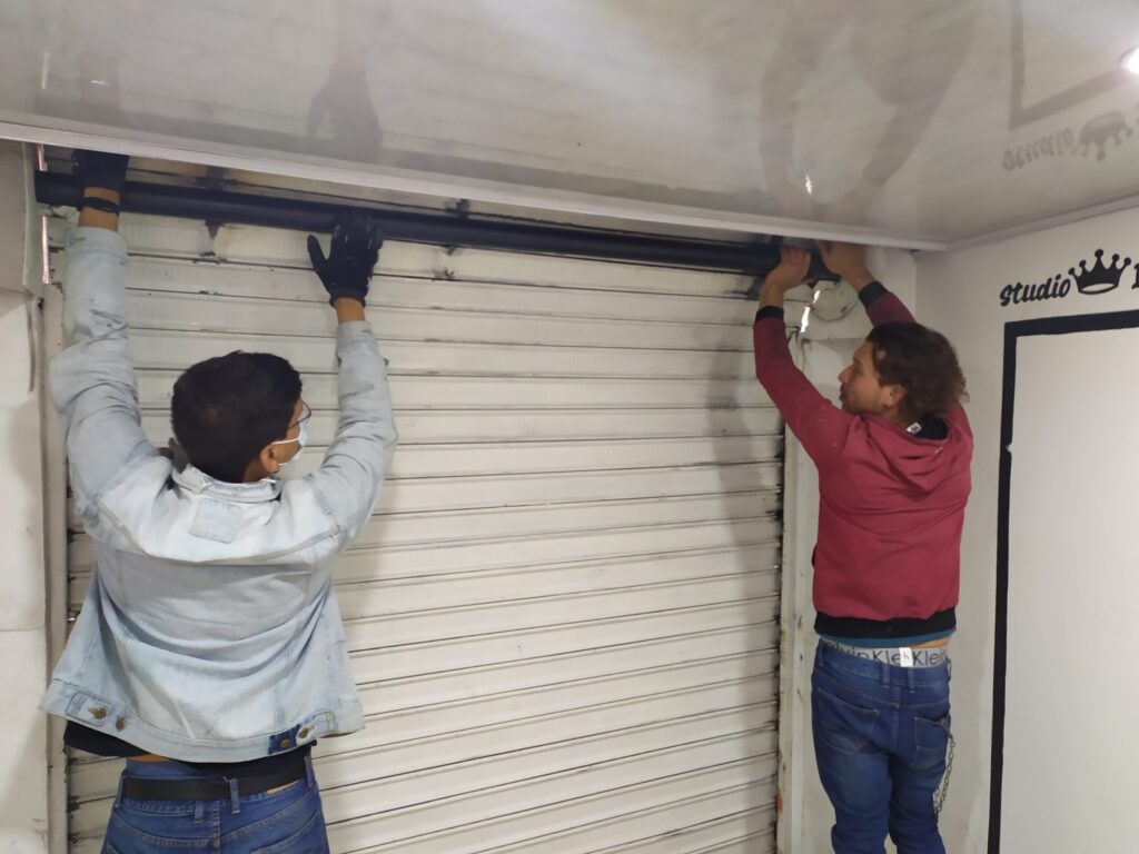 Arreglo de cortinas metálicas SYR